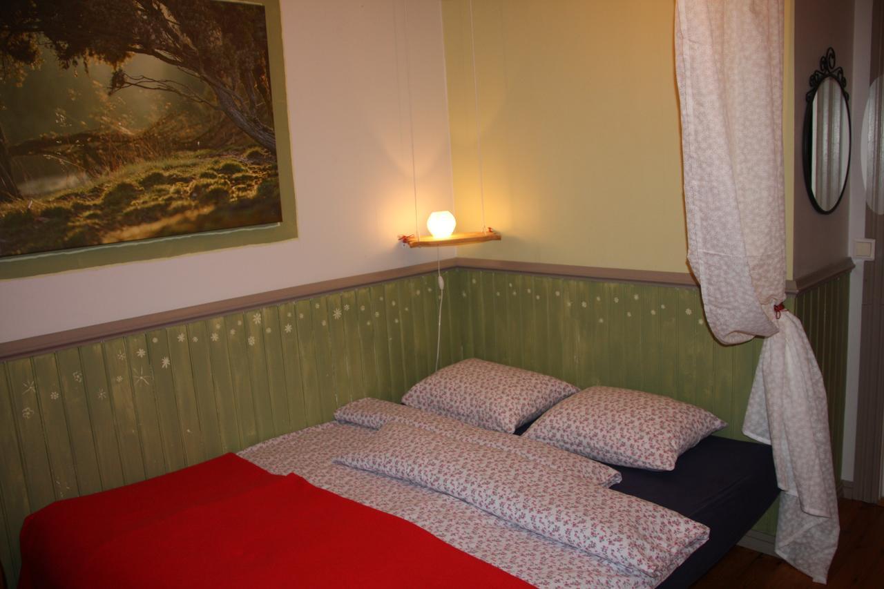Julia'S Guesthouse B&B Hnaus Екстер'єр фото
