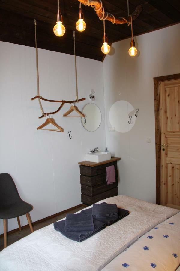 Julia'S Guesthouse B&B Hnaus Екстер'єр фото