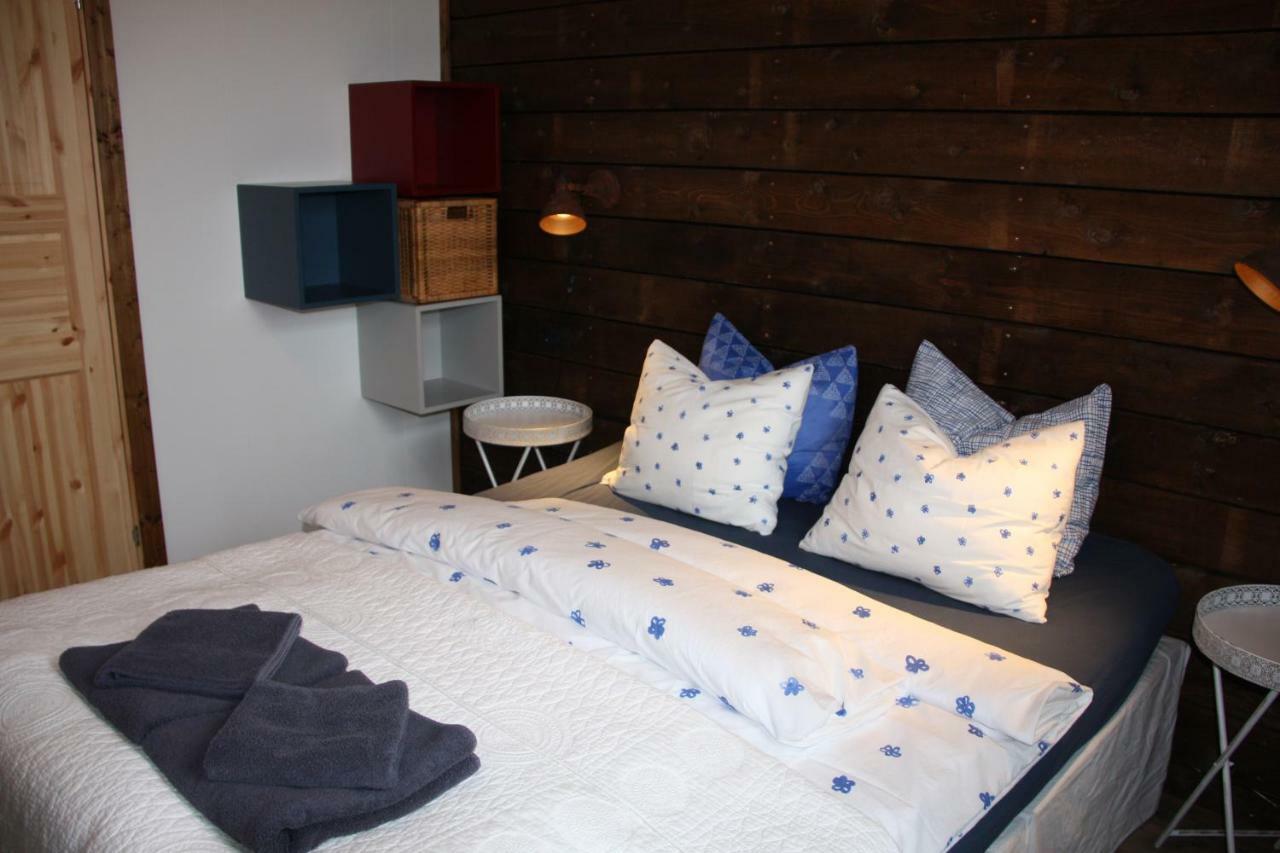 Julia'S Guesthouse B&B Hnaus Екстер'єр фото